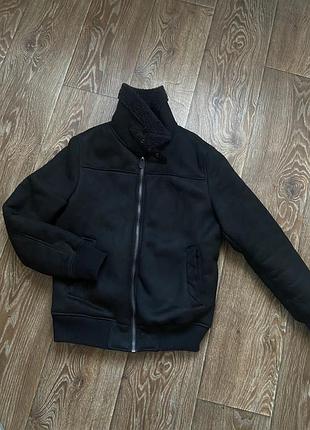 Черная актуальная замшевая дубленка