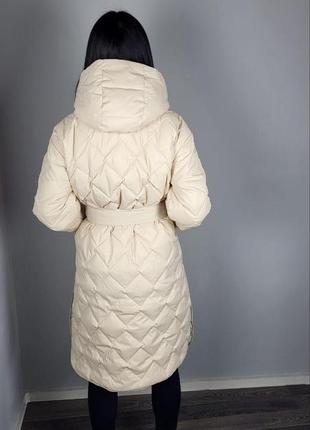 Пальто женское трендовое стеганое длинное на пояс бежевое modna kazka mkas2337-15 фото