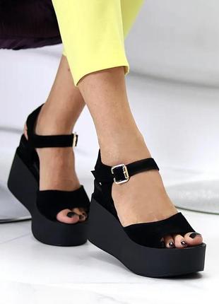 Жіночі босоніжки на танкетці платформе чорні літні сандалії замшеві (розміри: 39) — 01-1