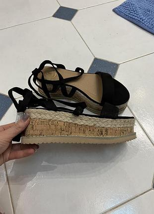 Босоніжки на платформі