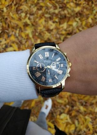 Черные часы с золотым оформлением