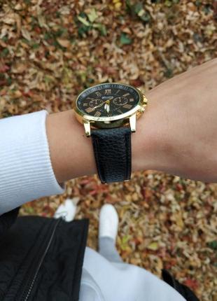 Черные часы с золотым оформлением