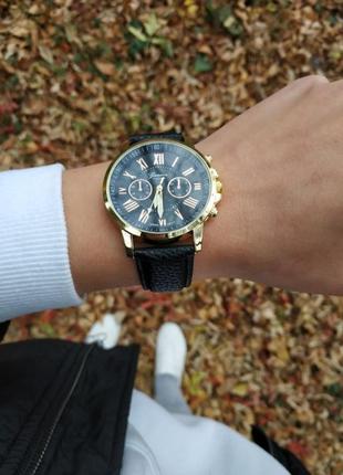 Черные часы с золотым оформлением