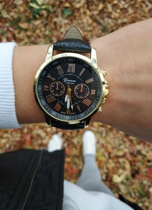 Чорний годинник з золотим циферблатом8 фото
