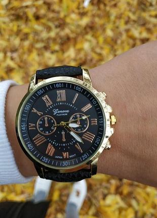 Черные часы с золотым оформлением