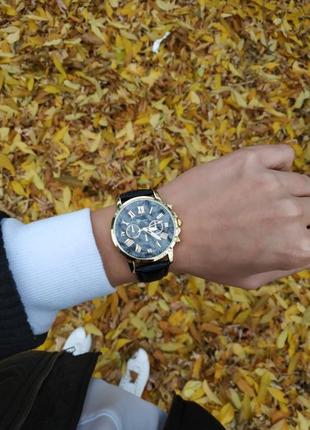 Черные часы с золотым оформлением