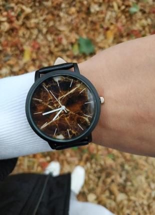 Мармуровий годинник коричневий на чорному ремінці7 фото
