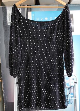Стильное платье из плиссированной ткани с открытыми плечами8 фото