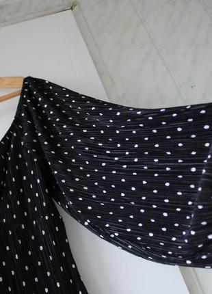 Стильное платье из плиссированной ткани с открытыми плечами7 фото