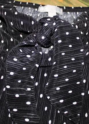 Стильное платье из плиссированной ткани с открытыми плечами6 фото