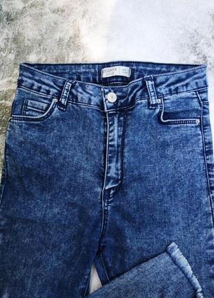 Синие джинсы скинни с обрезанным краем8 фото