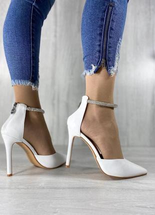 Білі жіночі туфлі