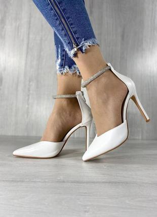 Білі жіночі туфлі