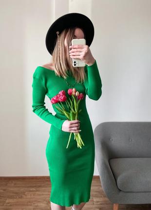 Трикотажна зелена сукня міді в рубчик9 фото