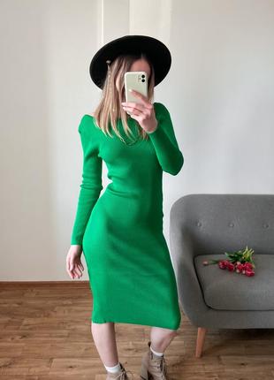 Трикотажна зелена сукня міді в рубчик7 фото