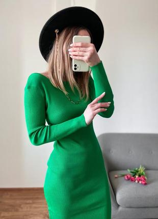 Трикотажна зелена сукня міді в рубчик6 фото