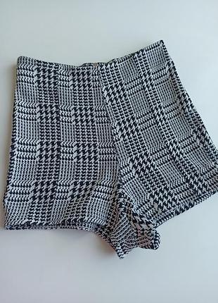 Трикотажные короткие шорты по фигуре в принт гусиная лапка