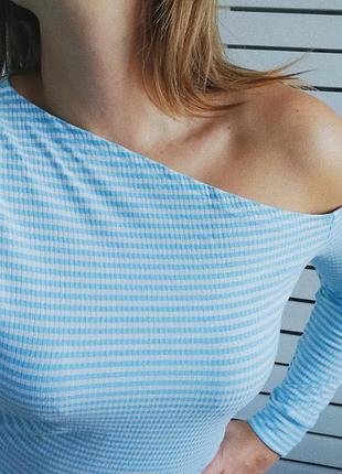 Ніжна і приємна до тіла кофтинка з одним оголонем плечем