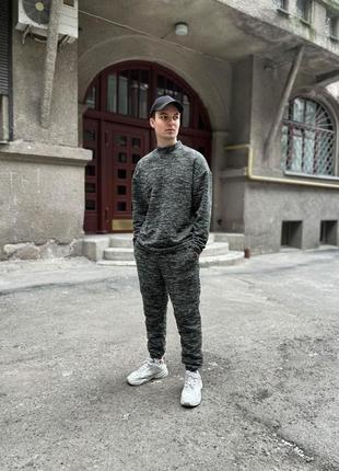 Чоловічий спортивний костюм