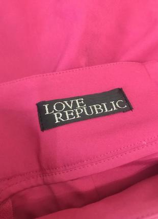 Обтягивающая ярко-розовая юбка3 фото