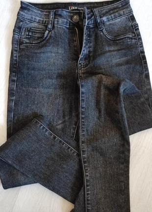 Черные обтягивающие джинсы