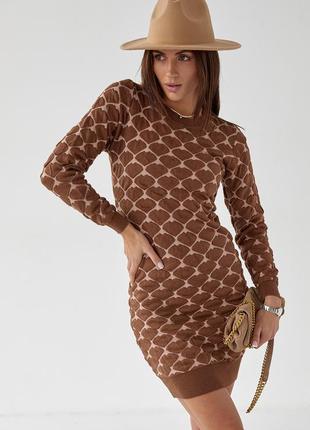 Приталенное коричневое короткое платье с обьемной вязкой сердец1 фото