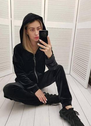 Жіночий велюровий спортивний костюм на блискавці чорного кольору/чорний костюм арт. а681
в наявності

код: а681

опт і роздріб