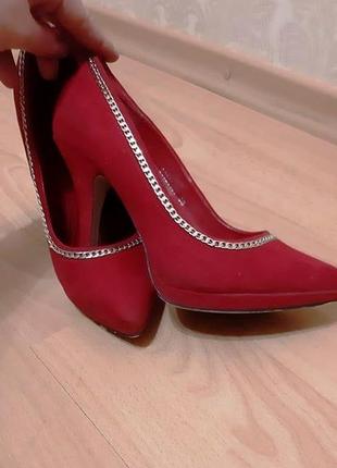 Красные туфли на каблуке3 фото