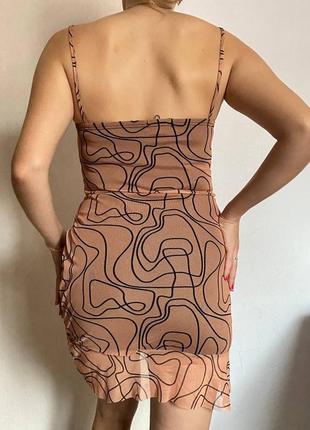 Телесное платье мини со сборкой с абстрактными линиями plt2 фото
