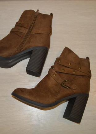 Демисезонные ботинки на устойчивом каблуке, состояние новых