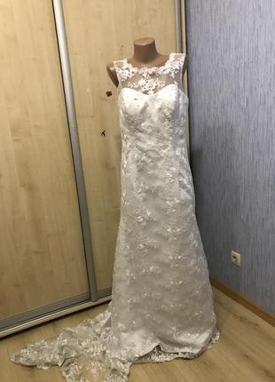 Шикарное свадебное платье со шлейфом1 фото