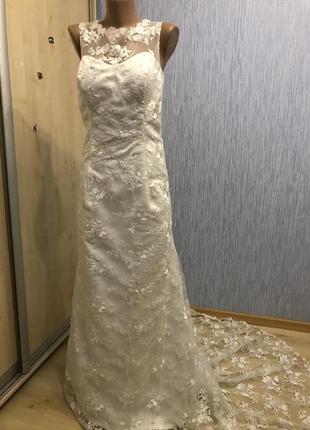Шикарное свадебное платье со шлейфом4 фото