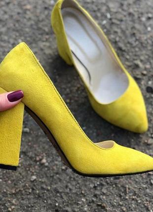 Туфли лодочки из желтой  натуральной замши на толстом широком каблуке!1 фото