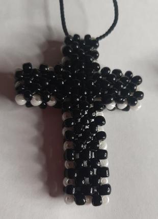 Крест из бисера черно-белый