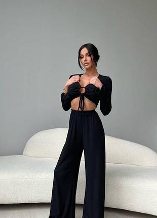 Костюм топ на завязках из декольте + штаны клеш