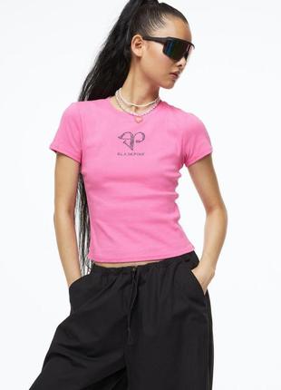 Стильная яркая футболка с камушками от divided h&m