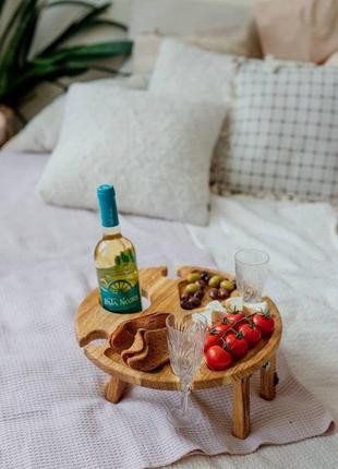 Деревянный винный столик с отверстием для бутылки