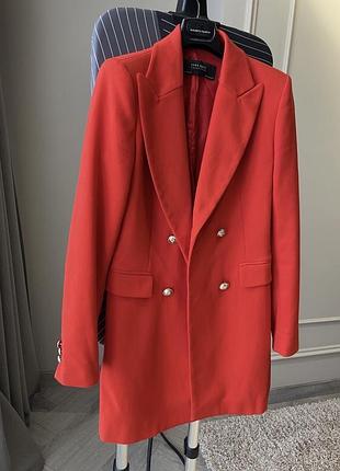 Яркое мега крутое пальто фирмы zara xs-s