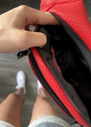 Бананка из перфор. кожзаменителя красная supreme