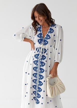 Платье с вышивкой