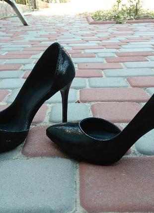 Туфли лодочки черные натуральные  кожаные с переливом сатина на шпильке !2 фото