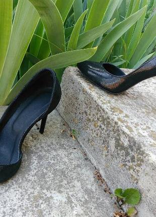 Туфли лодочки черные натуральные  кожаные с переливом сатина на шпильке !5 фото