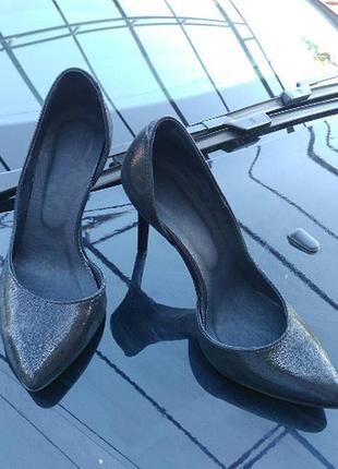 Туфли лодочки черные натуральные  кожаные с переливом сатина на шпильке !1 фото