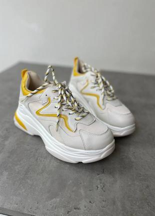 Масивні жіночі кросівки демі еко шкіра бежеві жовті світлий беж осінь весна літо на високій платформі стильні массивные кроссовки высокая подошва