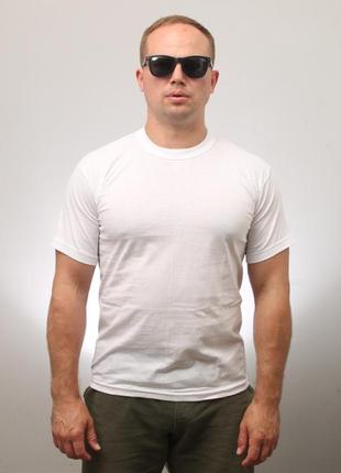 Класична біла чоловіча футболка без принтів та малюнків на обхват грудей 92см m