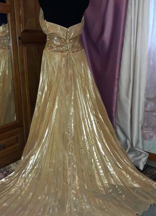 Невероятно красивое бальное вечернее платье золотого цвета со стразами5 фото