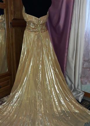Невероятно красивое бальное вечернее платье золотого цвета со стразами7 фото