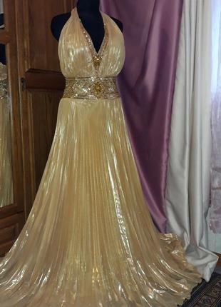 Невероятно красивое бальное вечернее платье золотого цвета со стразами8 фото