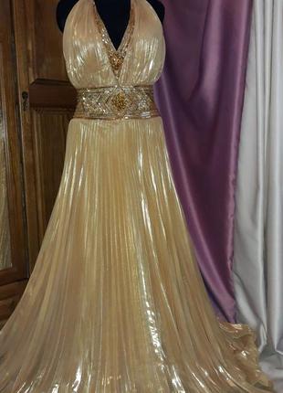 Невероятно красивое бальное вечернее платье золотого цвета со стразами10 фото