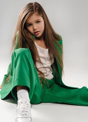 Костюм дитячий підлітковий брючний для дівчинки однобортний піджак штани ошатний зелений2 фото